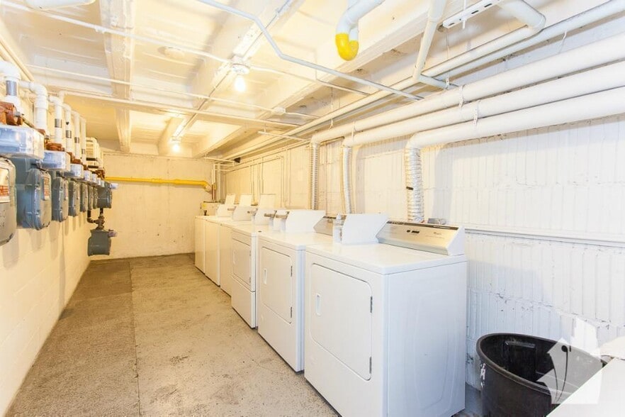 Building Photo - 1540 W Glenlake Ave