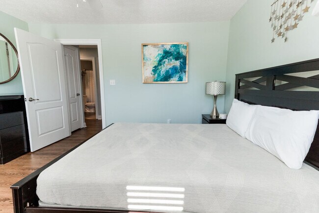 Building Photo - 2704 W 12th St