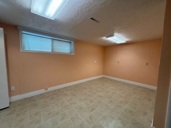 Building Photo - Spacious Family Home in Highland High School Area – Pocatello, ID!