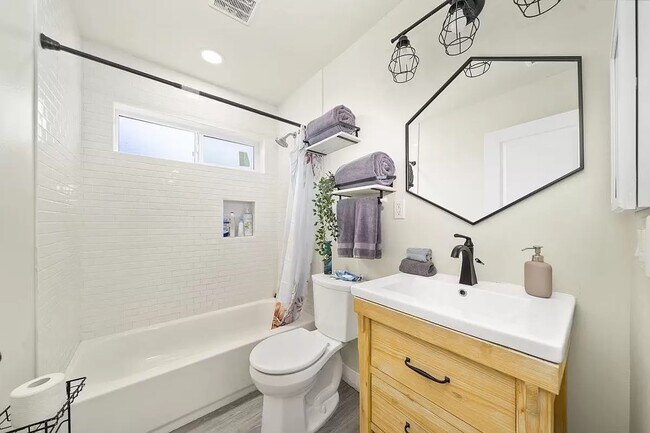 Building Photo - 7519 Graves Ave