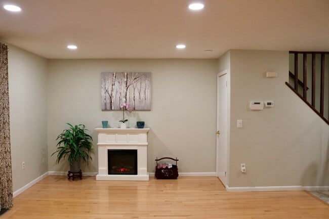 Building Photo - 611 Cornwall Ct