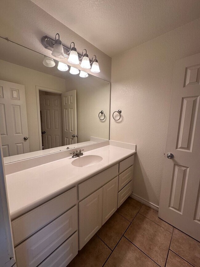 Building Photo - 5/5 House in Small Gated Community Near Ba...