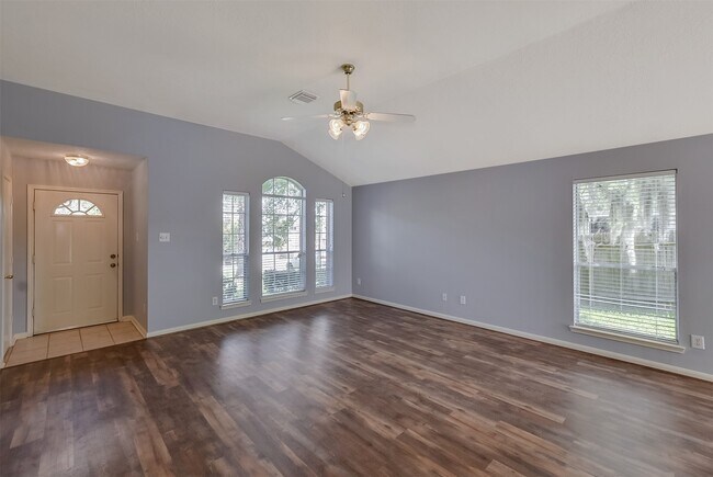 Building Photo - 855 Lake View Dr