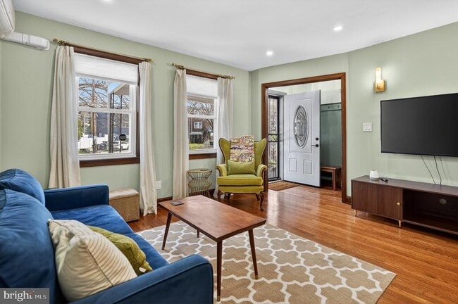 Building Photo - 32 Farragut Pl NW