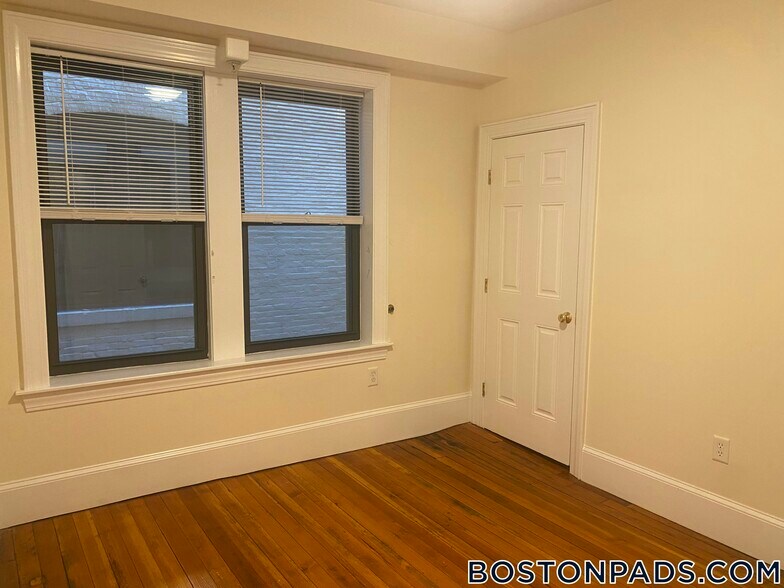 Building Photo - 881 Massachusetts Ave