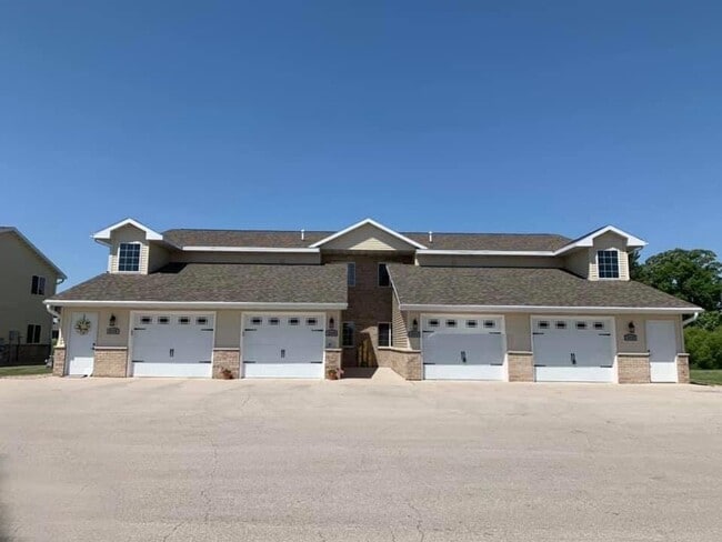 Primary Photo - 2 Bedroom, 2 Bathroom Lower Available mid-...