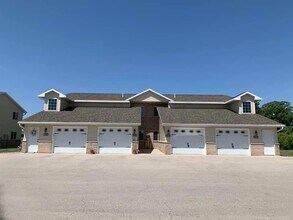 Building Photo - Spacious 2 Bedroom Upper Level Apartment