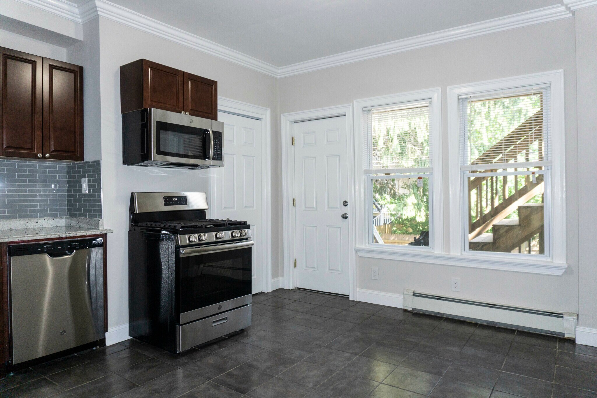 Building Photo - 101 Chelsea St