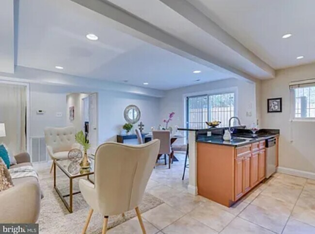 Spacious, comfortable ground level apartment - 1384 Bryant St NE