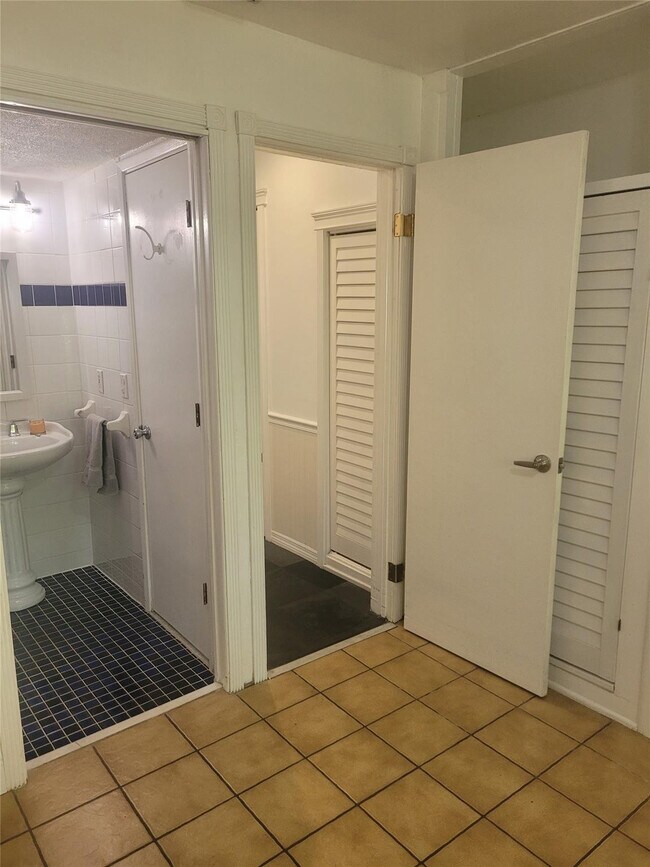 Building Photo - 815 Middle River Dr