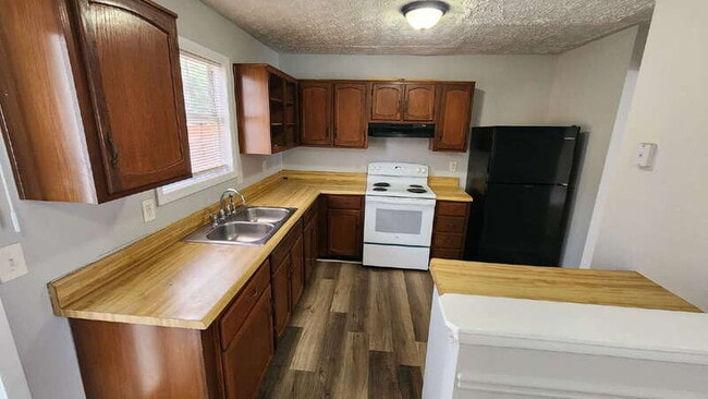 Building Photo - 5703 Wells Cir