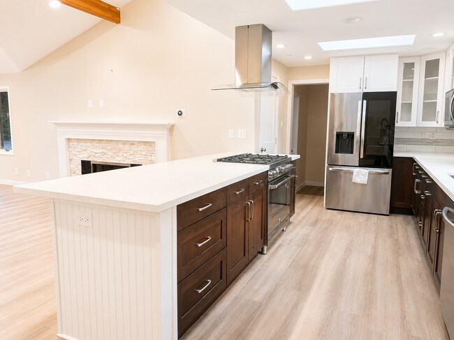 Building Photo - Beautifully Remodeled Home in Prime Kirkland Location | Designer Finishes | Spacious Layout | Top...