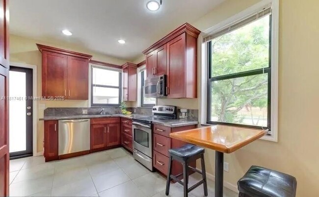 Building Photo - 418 SW 18th Ct