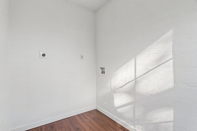 Building Photo - 385 Alta Vista Dr