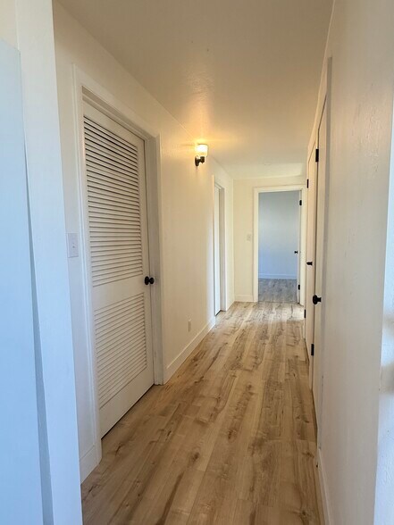 Building Photo - 6828 W Kirkwood Dr