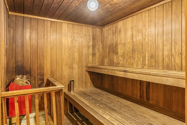Building Photo - 1-Bed, 1-Bath 818sqft Condo in Capitol Hill for Rent — Parking, In-Unit Washer/Dryer & Space Need...
