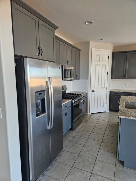 Building Photo - 646 W Calle Espadero