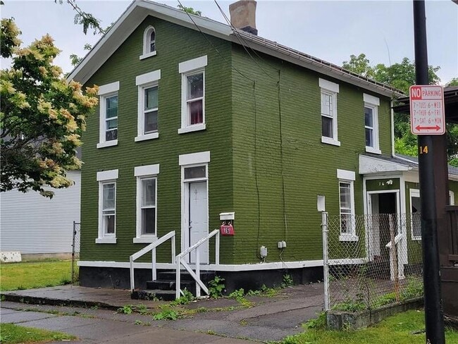 Building Photo - 76 Woodward St