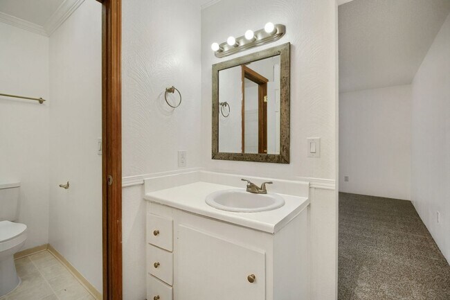 Building Photo - AVAILABLE NOW! MAY FREE!!! 2BR/2BA Condo – Awesome Location! Glossy Hardwoods, Granite Countertop...