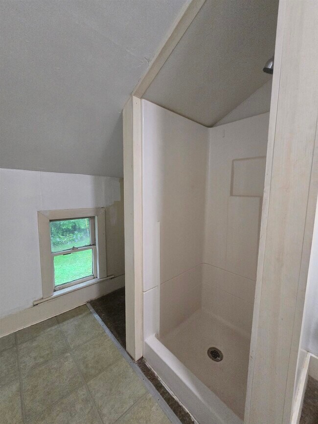 Building Photo - 9 Academy Ln