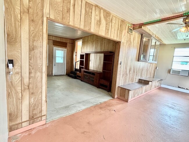 Building Photo - Unfurnished 2 Bedroom Manufactured Home in Barefoot Bay Available Now!