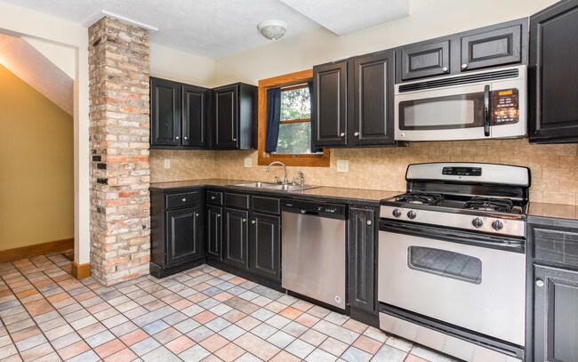 Building Photo - 606 Valley Ave NW