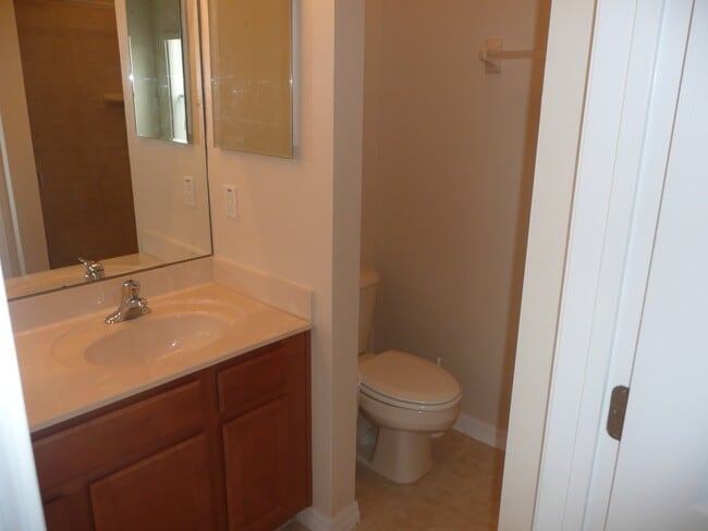 Building Photo - 808 Challis Point