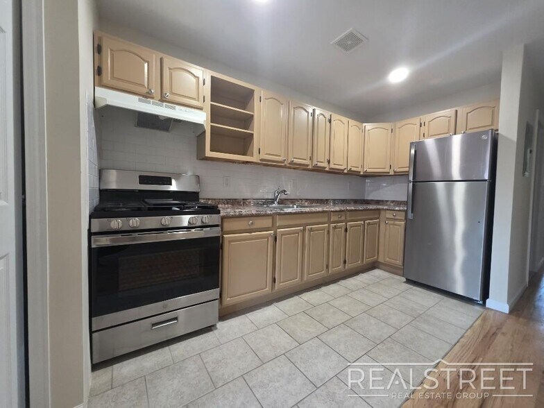 Building Photo - Spacious 2-3 Bed, 2 Bath Apartment with In...