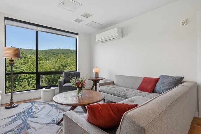 Building Photo - 2 Bedroom Condo at Treetops