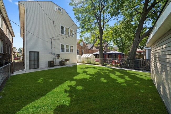 Building Photo - 7150 S Talman Ave