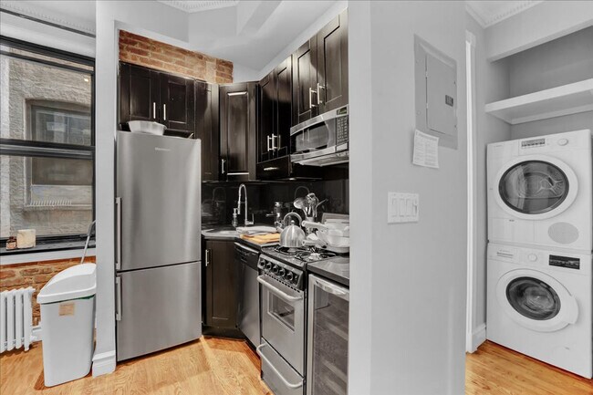 Building Photo - 336-338-338 E 18th St