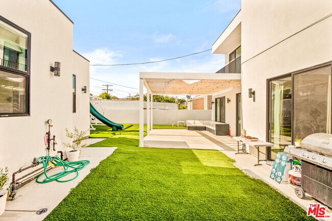 Building Photo - 535 N Formosa Ave