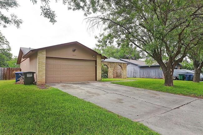 Building Photo - 3 Bedroom 2 Bath with large covered patio