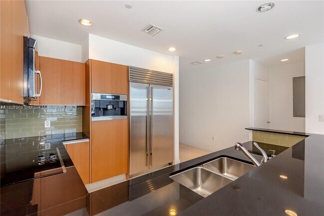 Building Photo - 1060 Brickell Ave