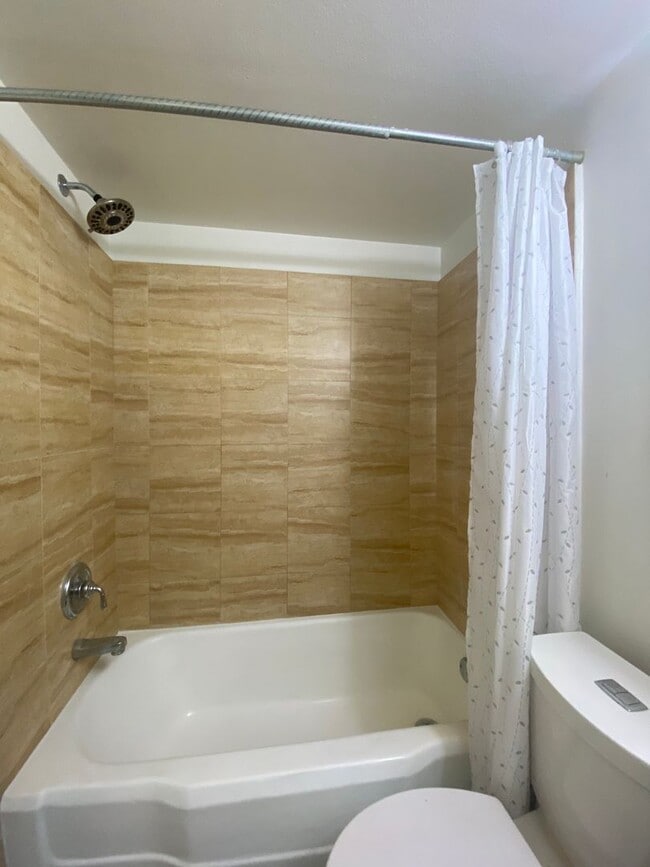 Building Photo - Beautiful apartment in Goose Hallow- Prime...