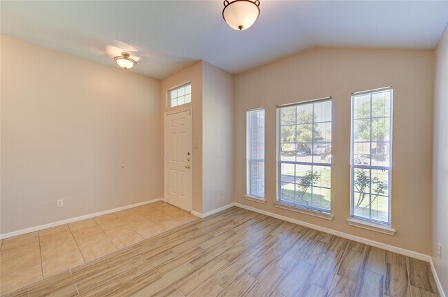 Building Photo - 5349 Pinewood Terrace