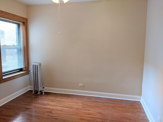Building Photo - 1611 W Albion Ave