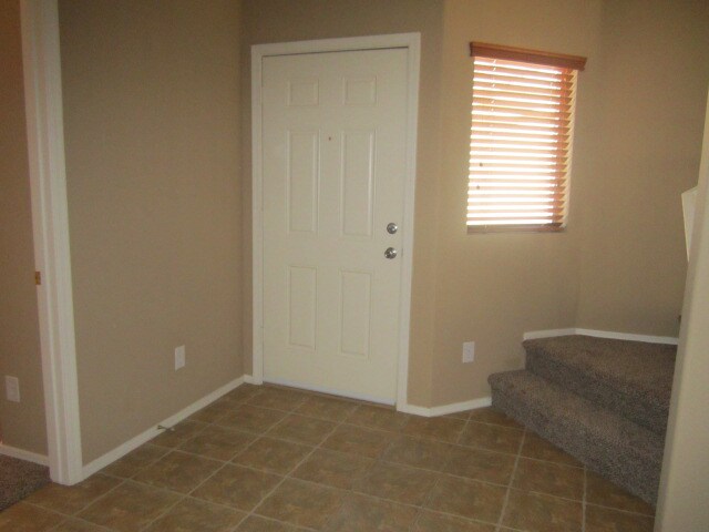 Building Photo - SPACIOUS 5BED + LOFT, 3 BATH LOCATED NEAR ...