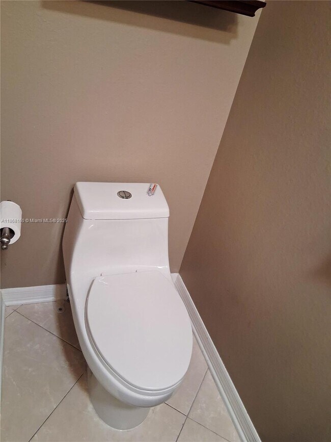 Building Photo - 7827 Sanibel Dr