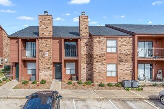 Building Photo - Adorable 2/2 Condo Available For Immediate...