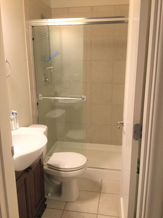 Building Photo - Queen Anne Townhome