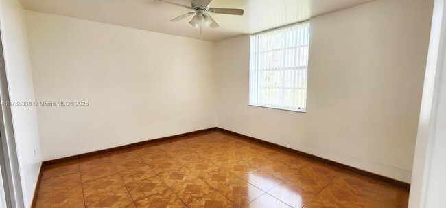 Building Photo - 10000 NW 80th Ct