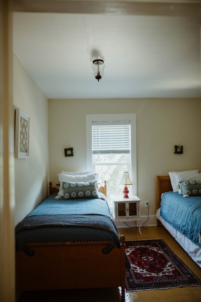 Building Photo - 108 W 6th St