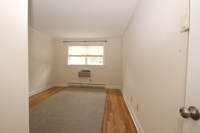 Building Photo - 637 Cove Rd