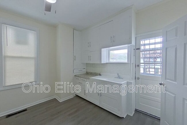 Building Photo - 1473 Thomas Ave
