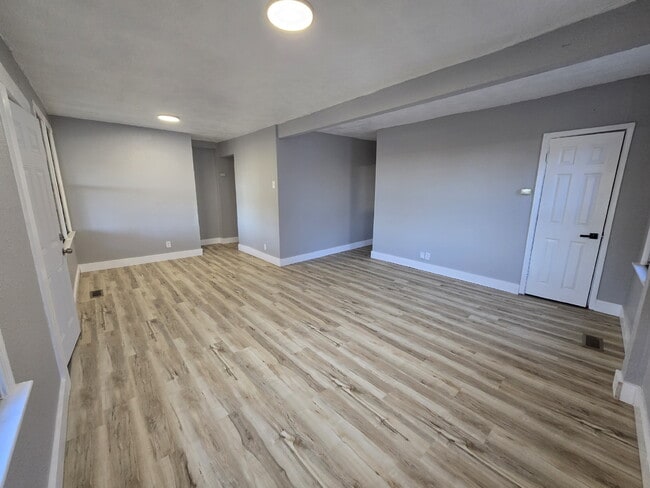 Building Photo - Beautiful 3BR/1BA Home on East Edgar Avenue