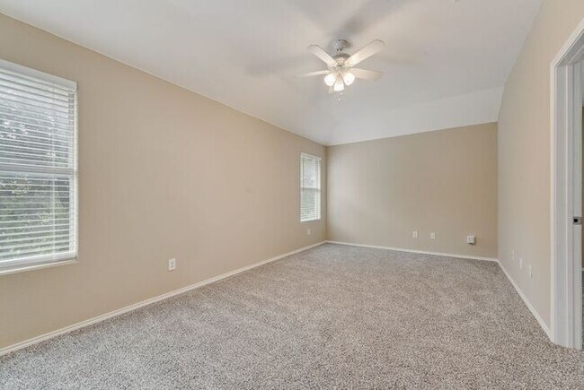 Building Photo - Newly updated home ready for move in