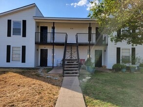 Building Photo - College Station - 2 -Bedroom - 1.5 baths 4- plex downstairs unit.