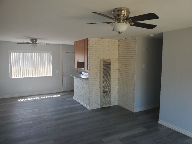 Building Photo - 3 Bedroom - 2 Bathroom wonderful remodeled...