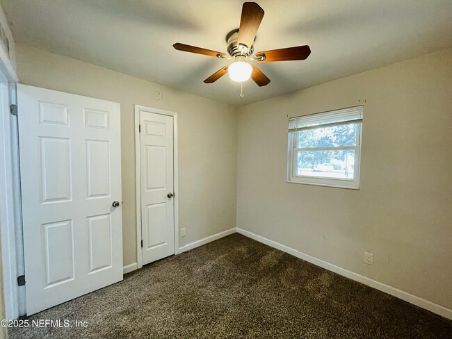 Building Photo - 10824 Indies Dr N